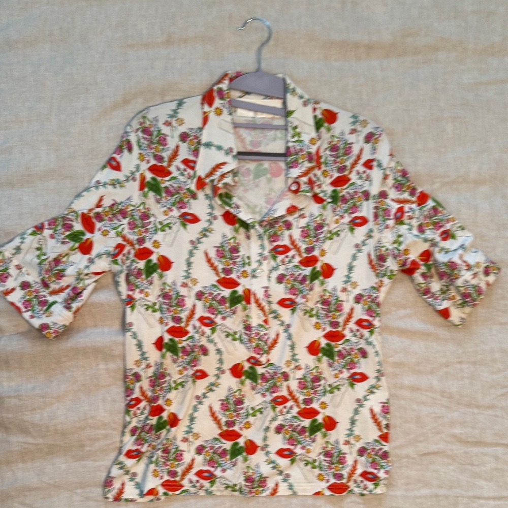 Floral Print Blouse - Red and Green, M
Viscose- fluid fit with stretch